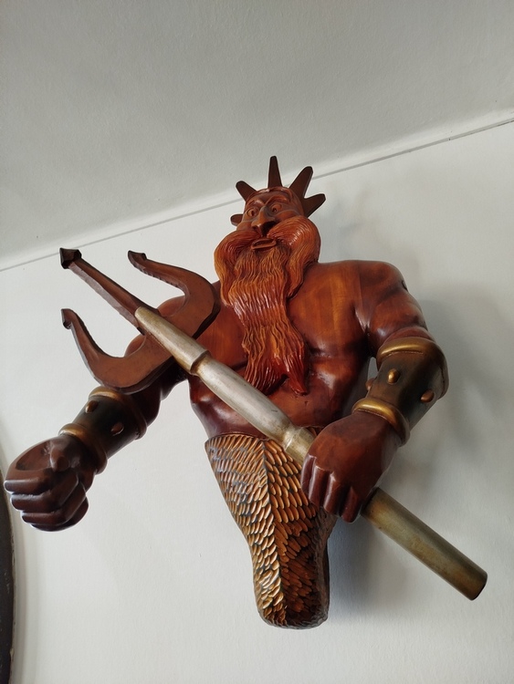 Dřevěný Neptun – socha v hospodě