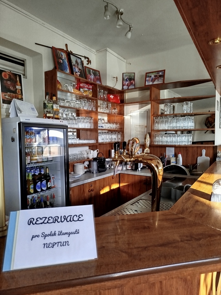 Interiér – pohled přes oblouk