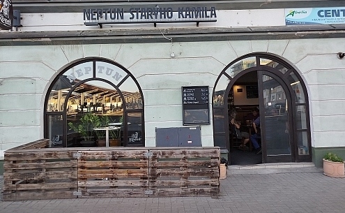 Neptun starýho Kamila – pohled z ulice